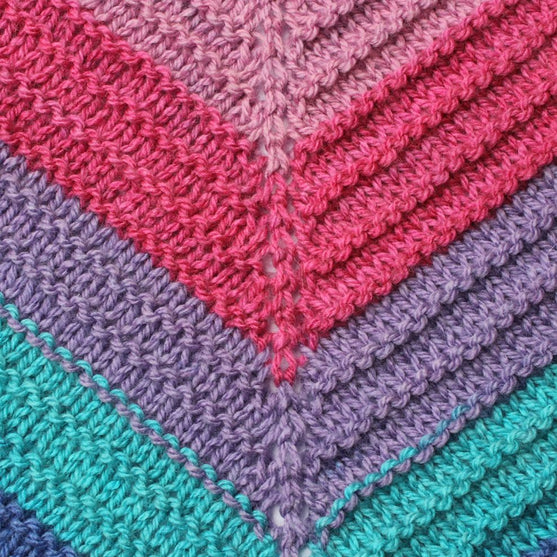 Gestricktes Dreieckstuch mit Rillen-Muster
2