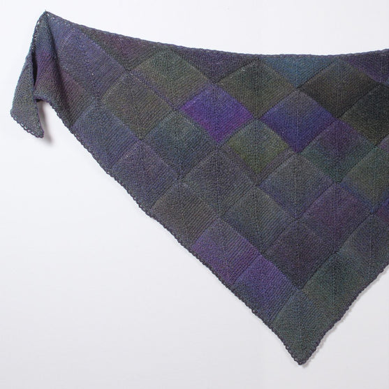 Gestricktes Dream Colour Dreieckstuch mit Patchwork-Technik
3