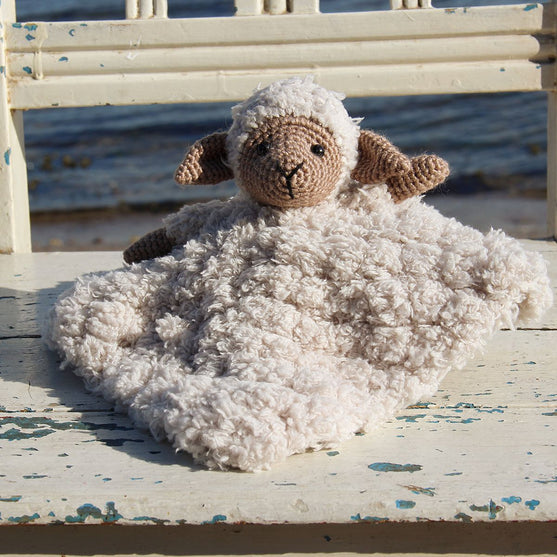 Chanel auf Kuscheldecke und Holzring
3