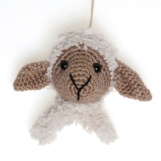 Chanel auf Kuscheldecke und Holzring
4