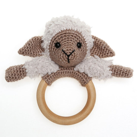 Chanel auf Kuscheldecke und Holzring
5