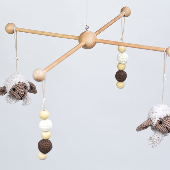 Chanel auf Kuscheldecke und Holzring
7