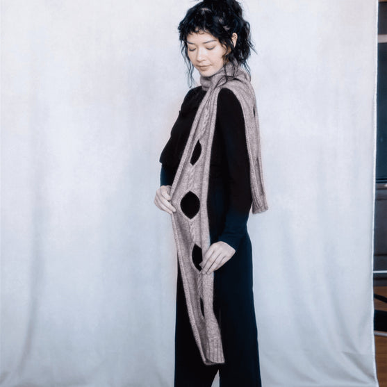 Isley - Zopfschal mit Ajourmuster
2