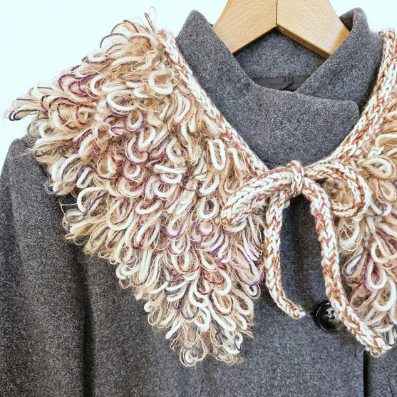 Den Glade Krave - Zierkragen mit Schlaufenmaschen
3