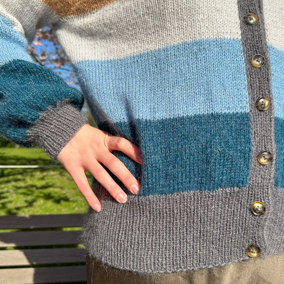Brede Striber - Kurzer Cardigan
6