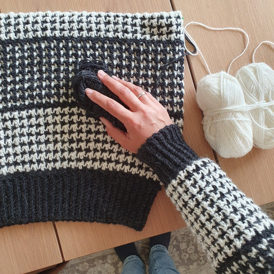 Houndstooth Harmony - Pullover
4