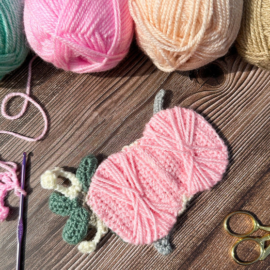 Garnknäuel mit Häkelnadel - Applikation
4