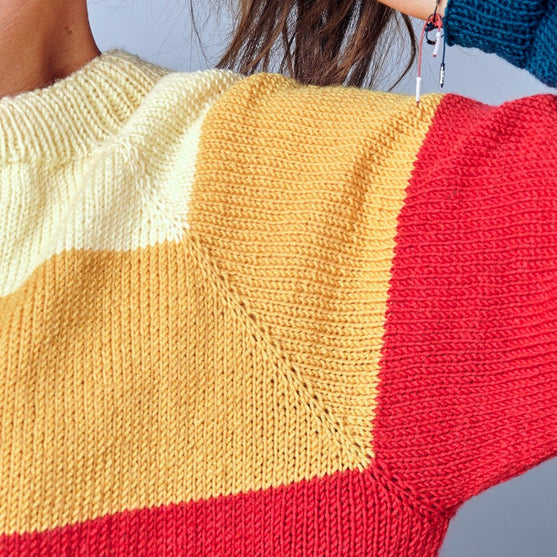 June Regenbogen Pullover
4