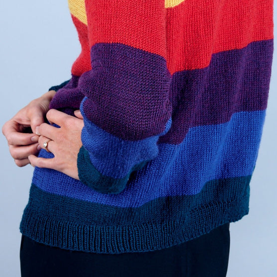 June Regenbogen Pullover
8
