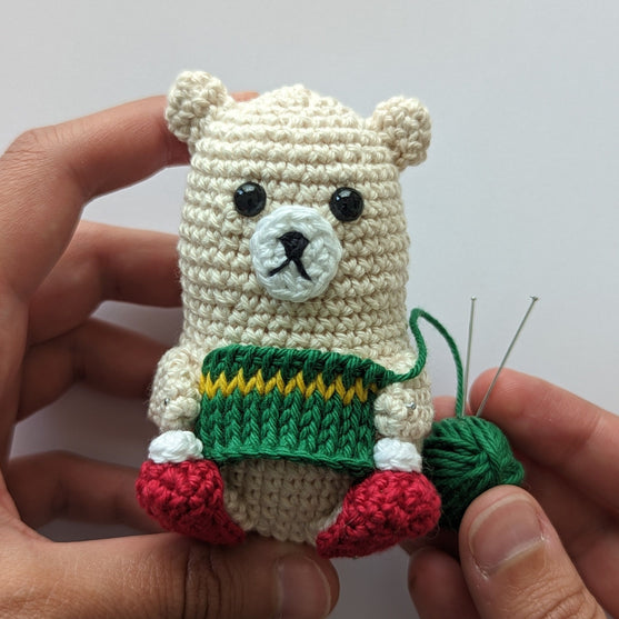 Stanley - Der strickende Bär
4