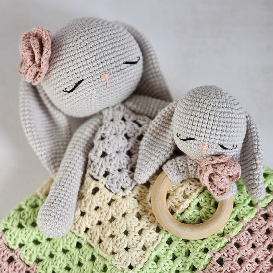 

Retro Bunny Love - Rassel und Schmusetuch
1