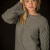 

1593 - Pullover mit Zopfmuster am Ärmel
1