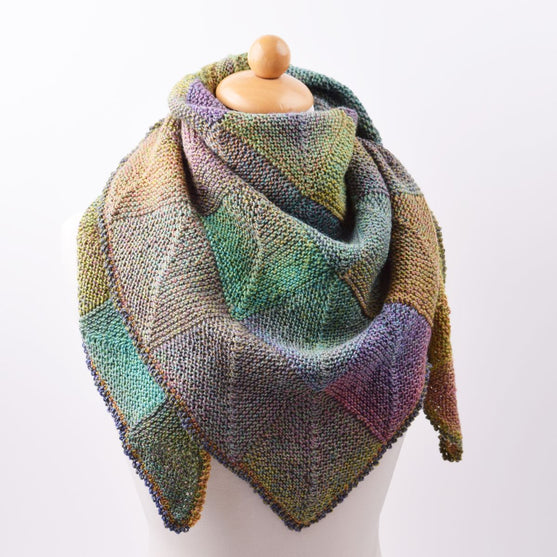 

Gestricktes Dream Colour Dreieckstuch mit Patchwork-Technik
1