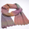 

Gestrickter Schal im Zig-Zag-Muster
2