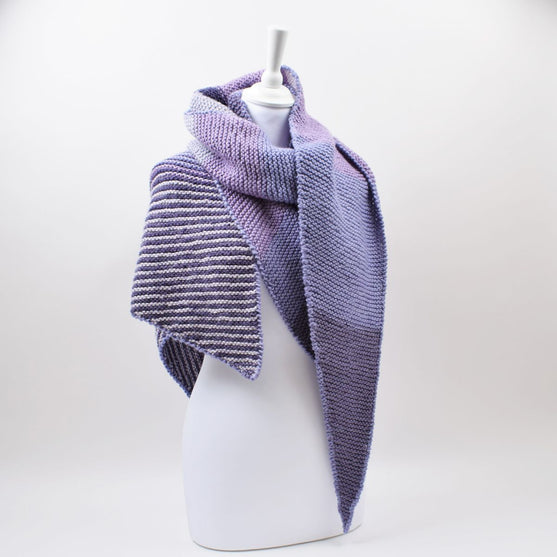

Asymmetrischer Schal mit Streifen
1
