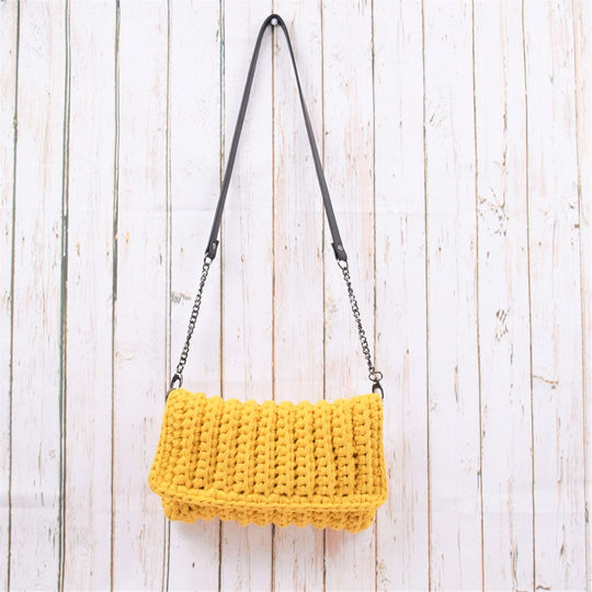 Clutch im Rippenmuster