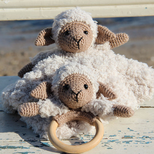 Chanel auf Kuscheldecke und Holzring