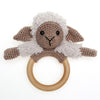

Chanel auf Kuscheldecke und Holzring
5