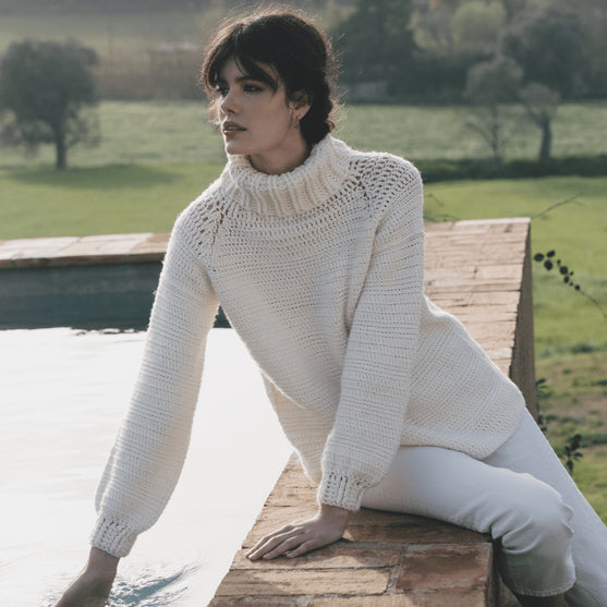 

6183-40 Gehäkelter Raglanpulli mit Rollkragen
1