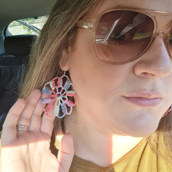 

Bloom Earrings - Drei Paar Häkelohrringe
4