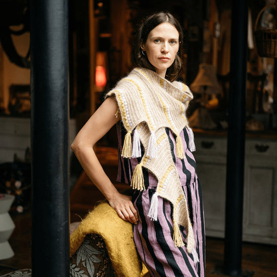 

Calendula Shawl - Wrap mit Noppen und Fransen
6