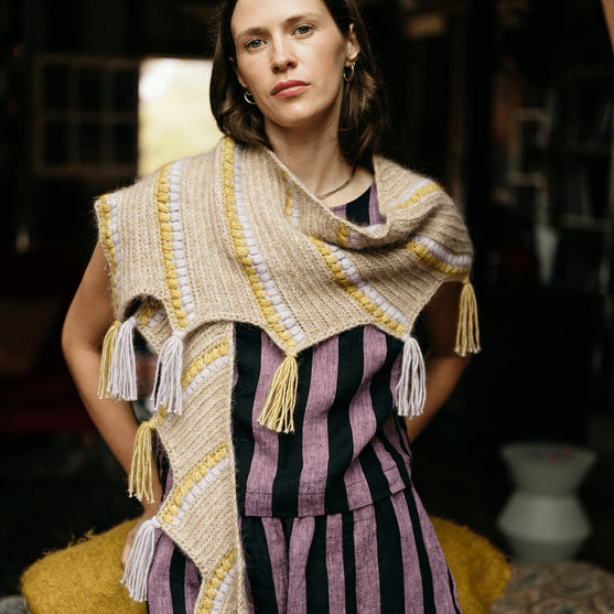 

Calendula Shawl - Wrap mit Noppen und Fransen
7