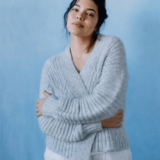 

Cloudbusting - Cardigan mit Zopfmuster
1