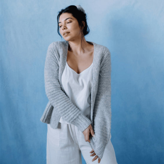 

Cloudbusting - Cardigan mit Zopfmuster
3