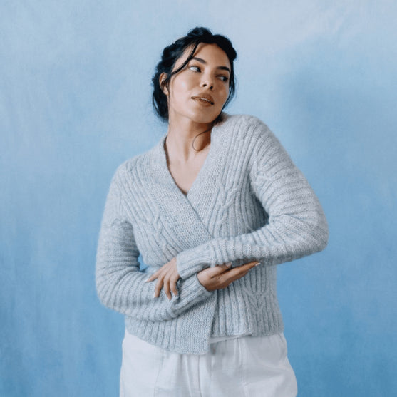 

Cloudbusting - Cardigan mit Zopfmuster
6