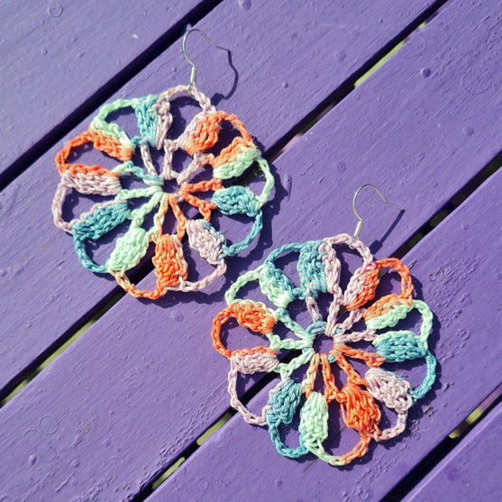 

Bloom Earrings - Drei Paar Häkelohrringe
2