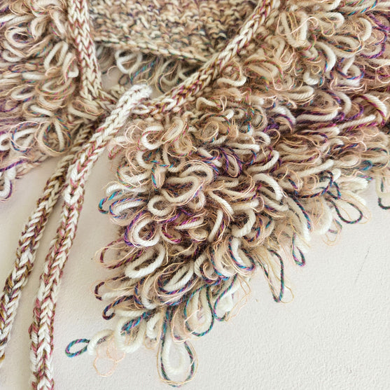 

Den Glade Krave - Zierkragen mit Schlaufenmaschen
6