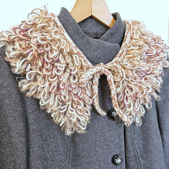 

Den Glade Krave - Zierkragen mit Schlaufenmaschen
1