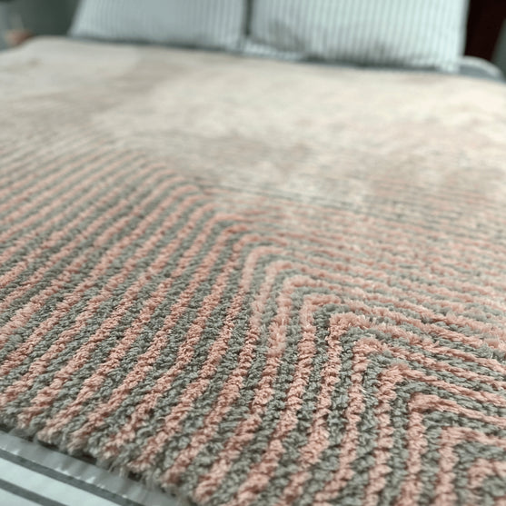 

Ruby’s Mitered Square Blanket - Decke
4