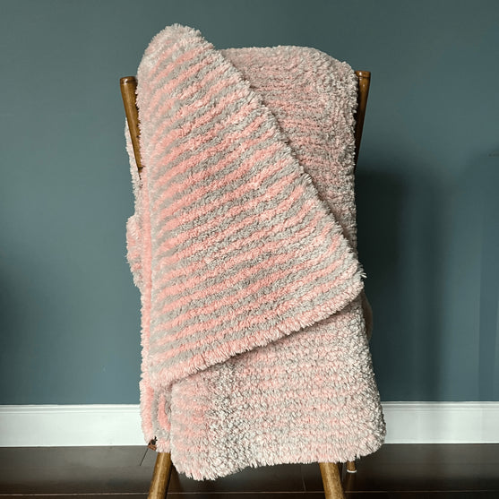 

Ruby’s Mitered Square Blanket - Decke
5