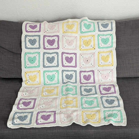 

Rainbow Hearts – Babydecke
1