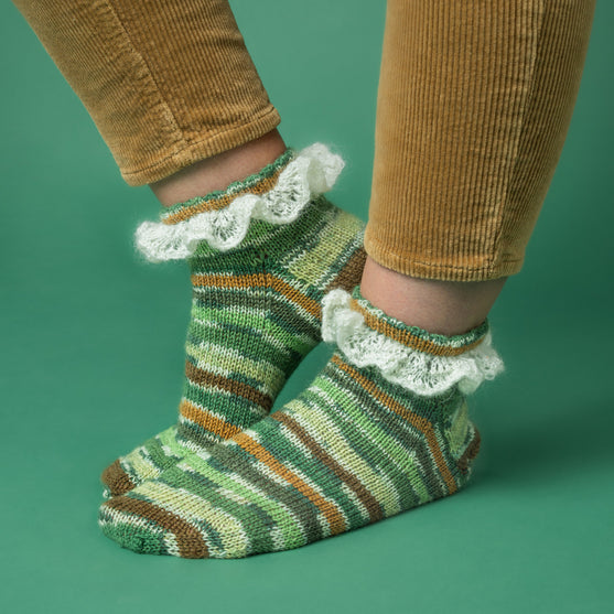 

Frigg - Kurze Socke mit Rüsche
1