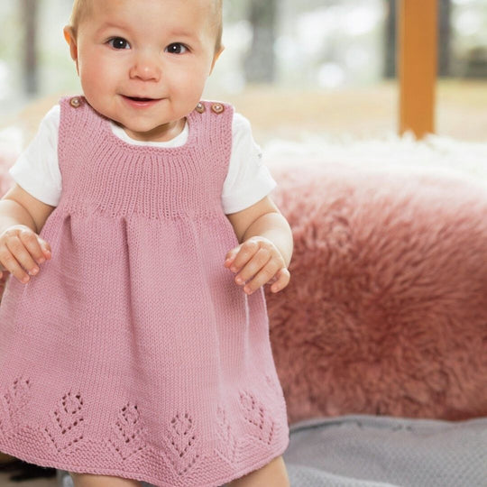 411-06B Kleid und Mütze Engblomst