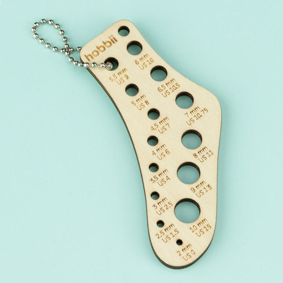 

Stricknadelmaß Schlüsselanhänger – Socke - Hobbii
5