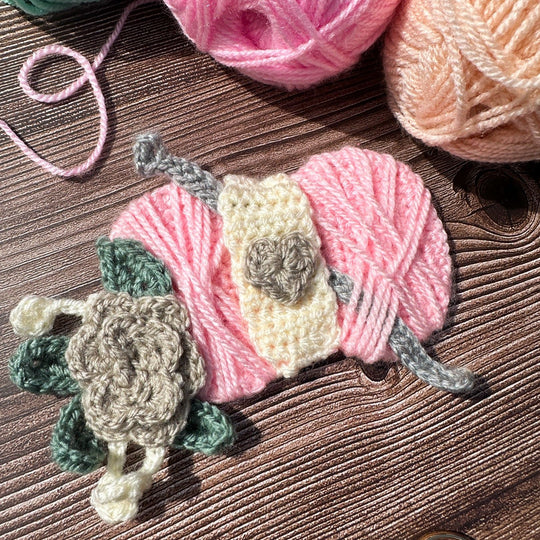 Garnknäuel mit Häkelnadel - Applikation