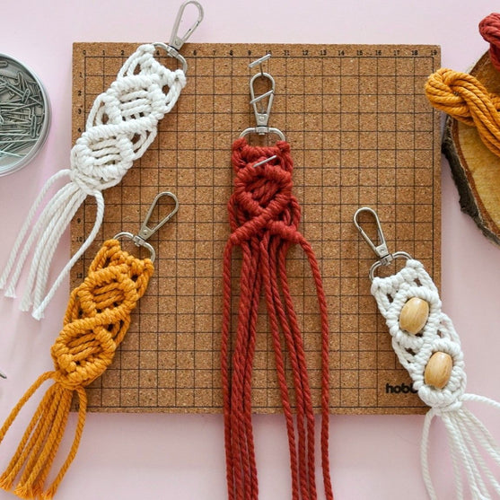 

Makramee-Schlüsselanhänger-Set - Hobbii
3