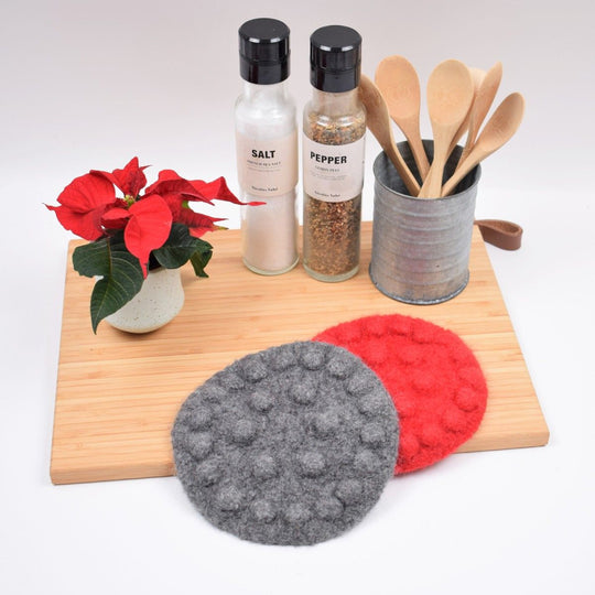 Gefilzter Weihnachtsuntersetzer mit Blume aus Noppen